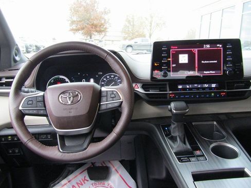 Used 2023 Toyota Sienna Platinum image 5