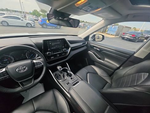 Used 2022 Toyota Highlander XLE AWD/4WD image 27