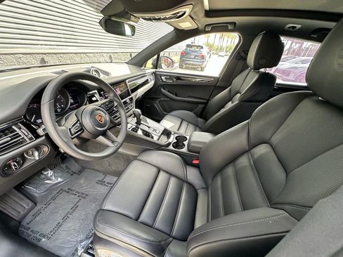 Certified 2026 Porsche Macan AWD/4WD image 4