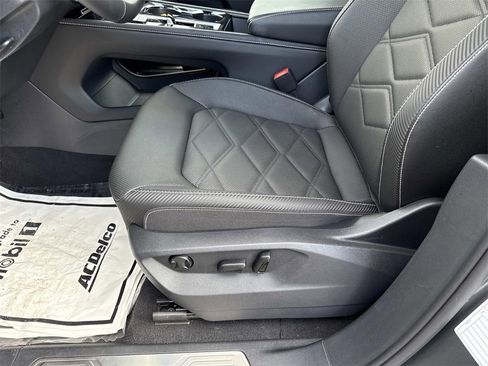 Used 2025 Volkswagen Atlas Cross Sport SE image 11