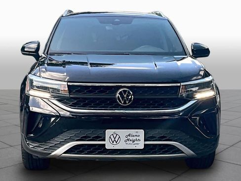 Used 2023 Volkswagen Taos SE FWD image 4