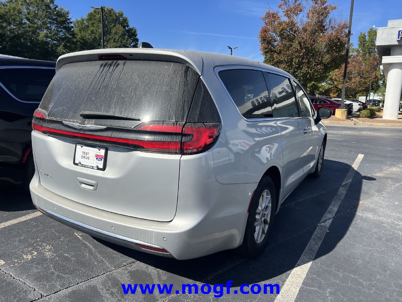 Used 2024 Chrysler Pacifica Touring-L FWD image 3