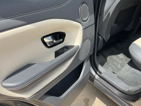 Used 2019 Land Rover Range Rover Evoque SE AWD/4WD image 9