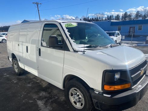 Used 2017 Chevrolet Express 2500 image 3