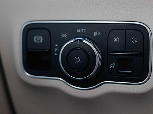 Certified 2022 Mercedes-Benz GLA 250 4MATIC image 36