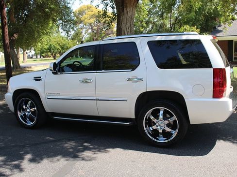 Used 2007 Cadillac Escalade AWD w/ Information Package image 40