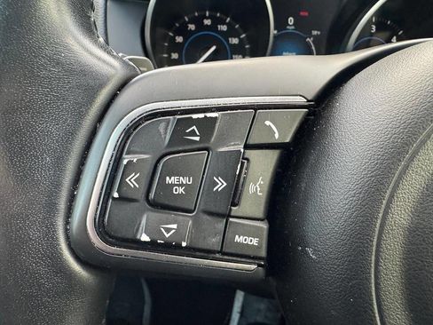 Used 2018 Jaguar F-PACE Premium image 17