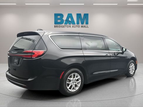 Used 2024 Chrysler Pacifica Touring-L FWD image 6