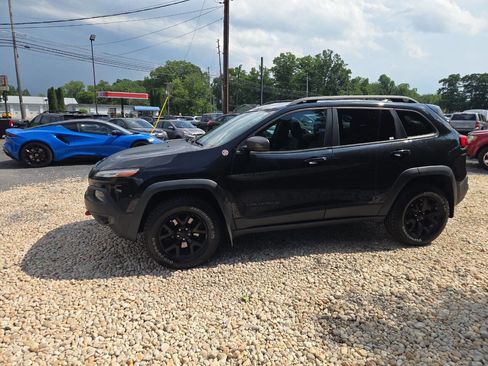 Used 2016 Jeep Cherokee Trailhawk w/ Leather Interior Group AWD/4WD image 3