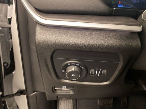 Used 2023 Jeep Grand Cherokee Limited w/ Black Appearance Package image 21