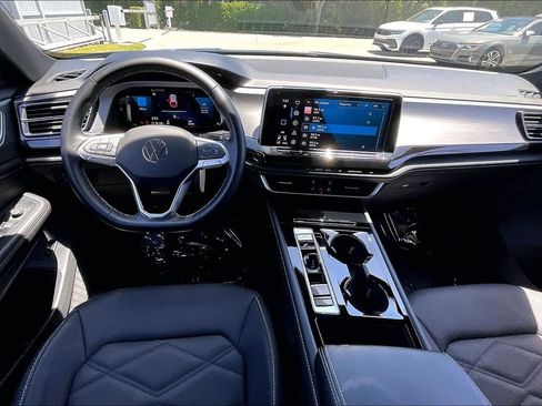 Certified 2025 Volkswagen Atlas Cross Sport SE FWD image 3
