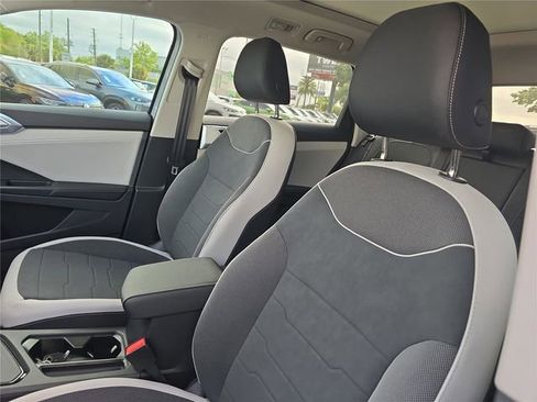 New 2026 Volkswagen Taos SE FWD image 15