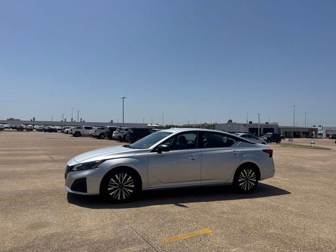 Certified 2025 Nissan Altima 2.5 SV FWD image 12