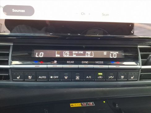 Used 2025 Toyota Sienna Platinum image 22