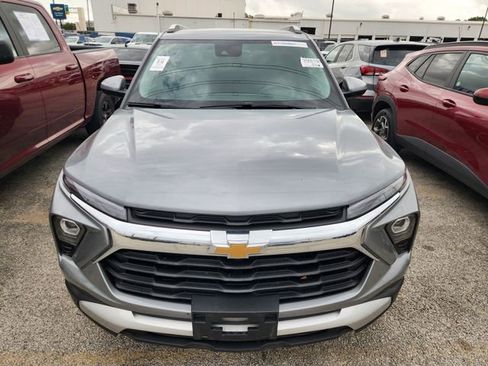 Used 2025 Chevrolet TrailBlazer LT image 2