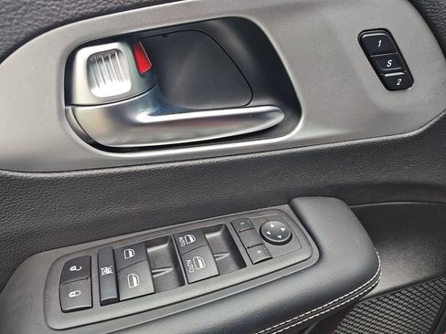 Used 2023 Chrysler Pacifica Touring-L w/ S Appearance Package FWD image 17