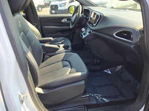 Certified 2024 Chrysler Pacifica Limited FWD image 17