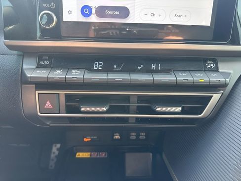 Used 2025 Toyota Camry SE image 19