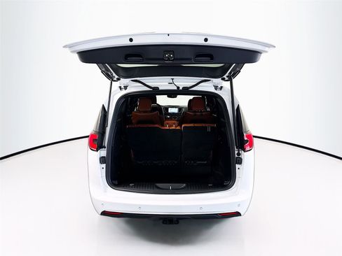 Used 2024 Chrysler Pacifica Pinnacle w/ Trailer Tow Group AWD/4WD image 23