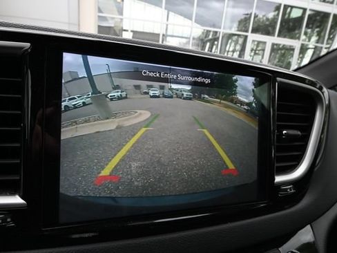 Used 2025 Chrysler Pacifica Select FWD image 16