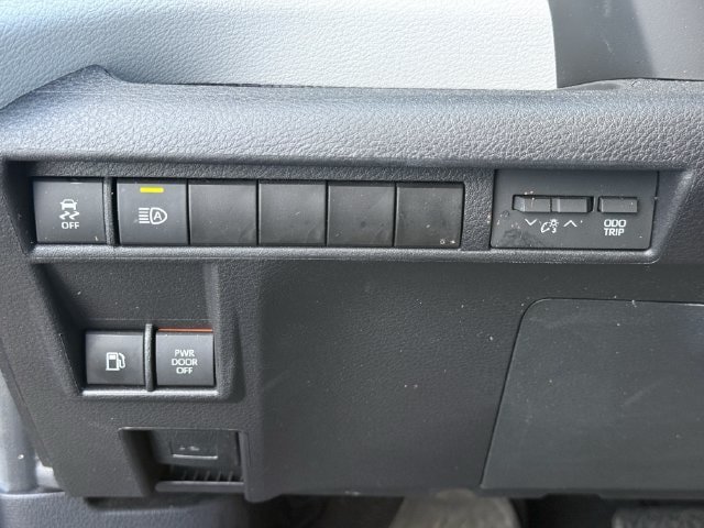 Used 2025 Toyota Sienna LE FWD image 24