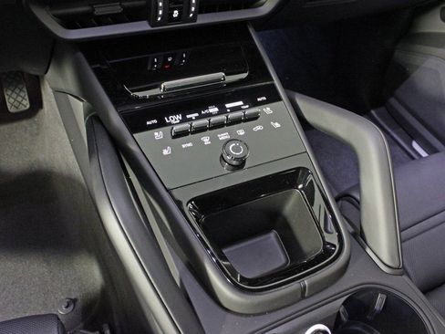 Certified 2025 Porsche Cayenne AWD/4WD image 29