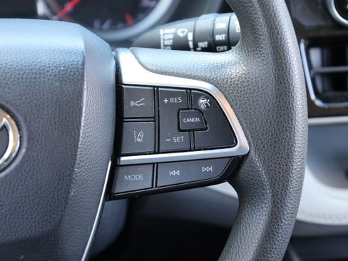 Used 2020 Toyota Highlander L FWD image 29