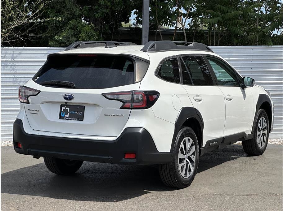 Used 2023 Subaru Outback Premium AWD/4WD image 10