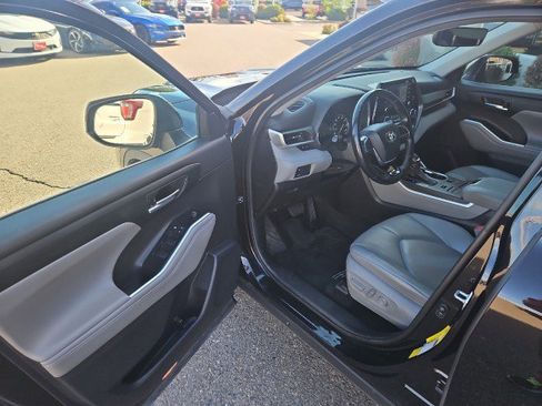 Used 2021 Toyota Highlander XLE image 8