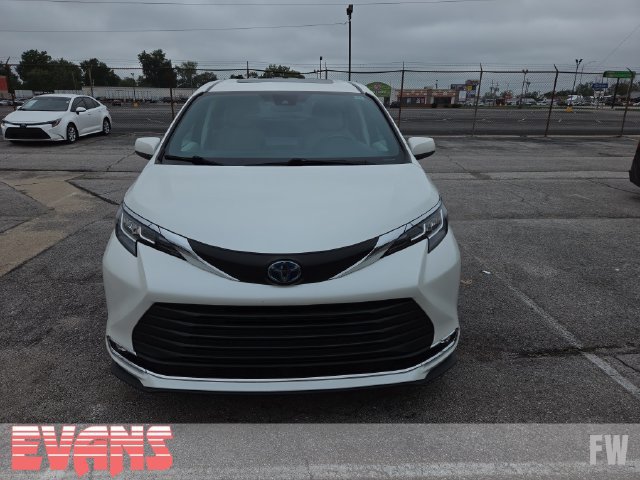 Used 2021 Toyota Sienna XLE AWD/4WD image 2