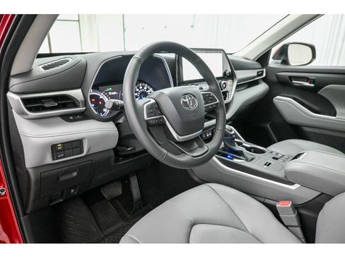 Used 2025 Toyota Highlander XLE image 33