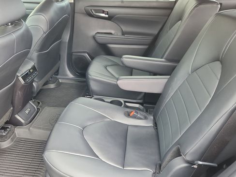 Certified 2025 Toyota Highlander XLE image 25