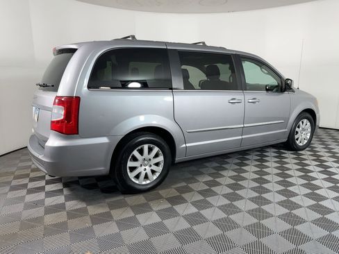 Used 2014 Chrysler Town & Country Touring image 7