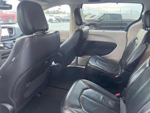 Used 2022 Chrysler Pacifica Touring-L FWD image 15