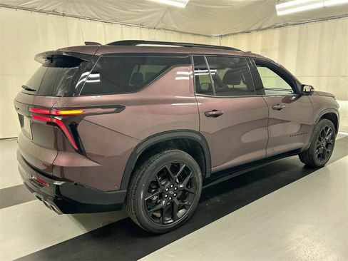 Used 2024 Chevrolet Traverse RS image 2