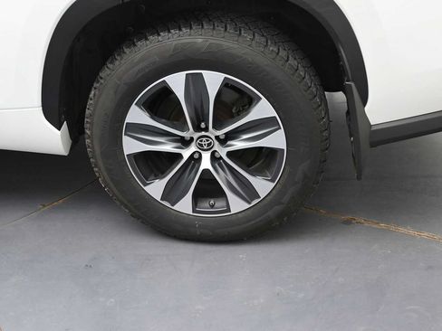 Used 2022 Toyota Highlander XLE AWD/4WD image 5