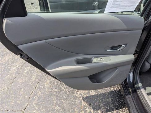 Used 2021 Hyundai Elantra SE FWD image 13