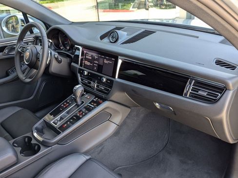 Used 2025 Porsche Macan image 26