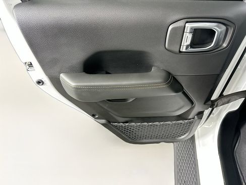 Used 2025 Jeep Wrangler Sahara image 24