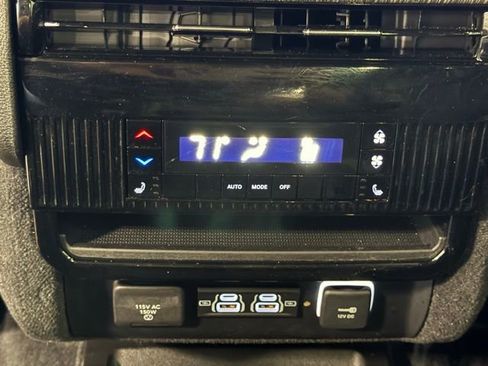 Used 2022 Jeep Wagoneer Series III w/ Premium Group I AWD/4WD image 37