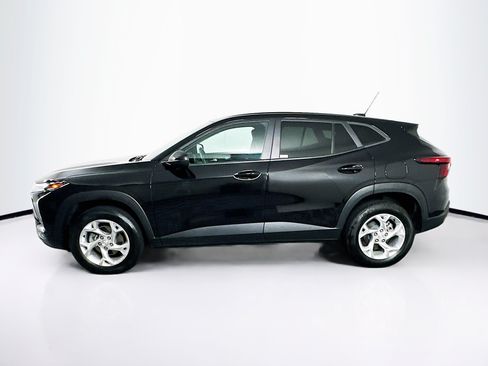 Used 2025 Chevrolet Trax LS w/ LS Convenience Package FWD image 4