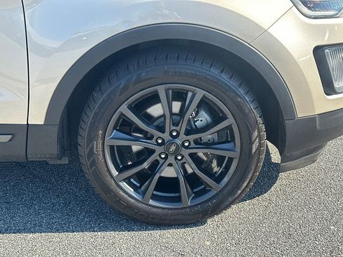 Used 2017 Ford Explorer XLT w/ Equipment Group 202A FWD image 12