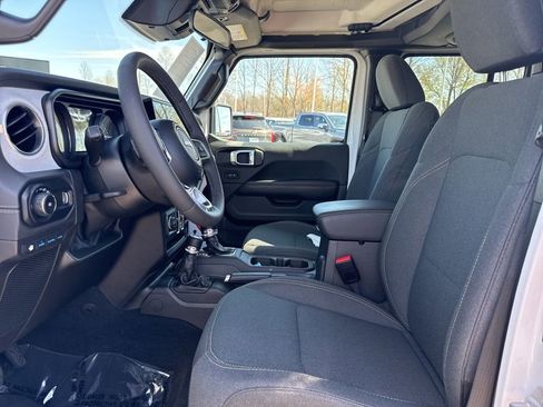 Used 2025 Jeep Wrangler Unlimited Sahara image 9