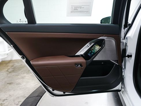 Used 2025 BMW 740i w/ Premium Package RWD image 19