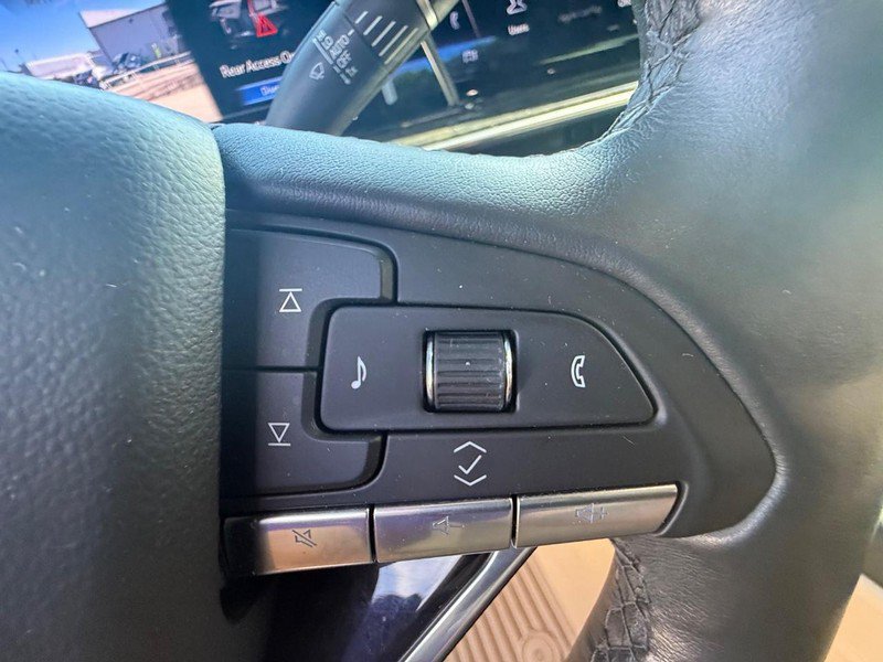 Used 2024 Cadillac Escalade Premium Luxury AWD/4WD image 25