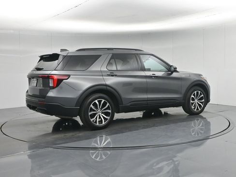 Used 2025 Ford Explorer ST-Line RWD image 33