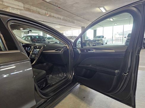 Used 2018 Ford Fusion SE w/ Fusion SE Technology Package FWD image 31