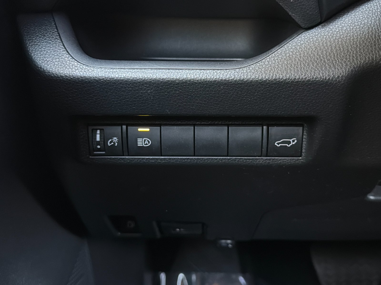 Used 2022 Toyota RAV4 XLE Premium AWD/4WD image 27