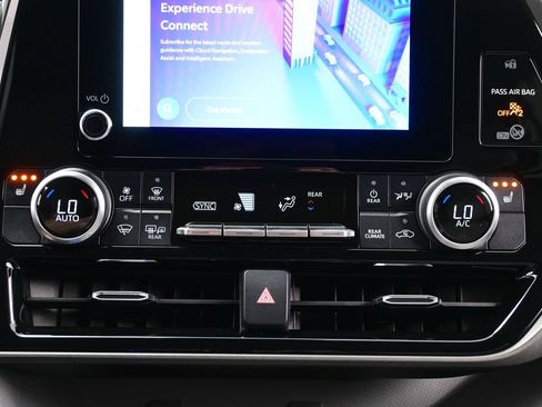 Used 2023 Toyota Highlander XLE AWD/4WD image 22
