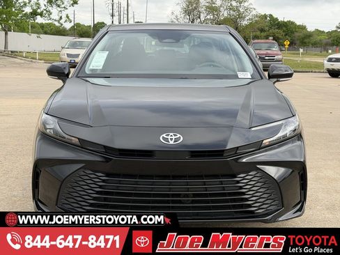 Used 2025 Toyota Camry LE image 3